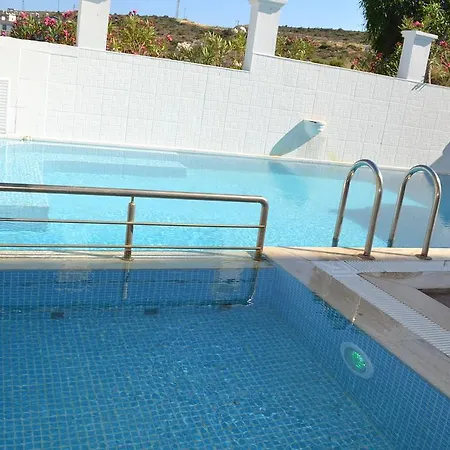 Lapis Port Surf Bed & Breakfast 2*